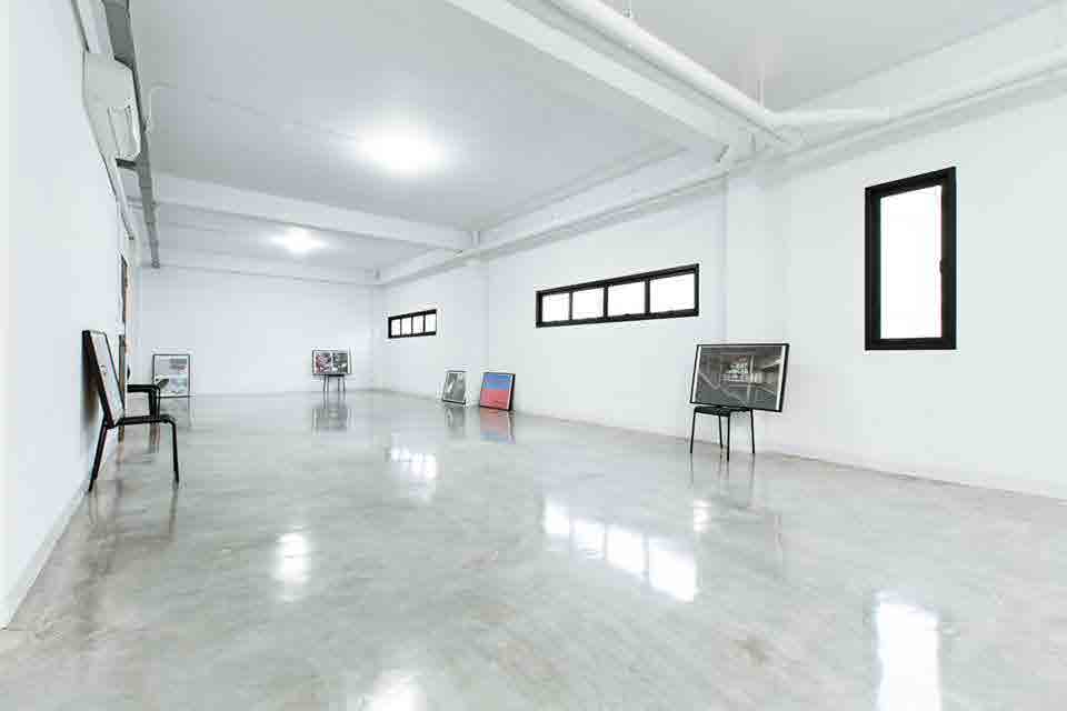 White cafe studio