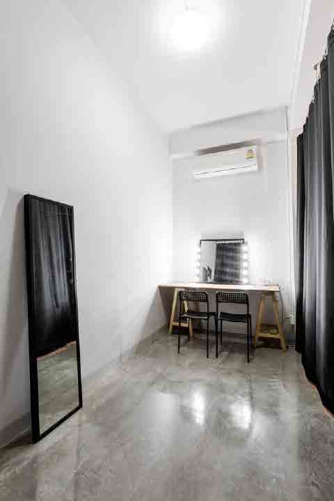 White cafe studio