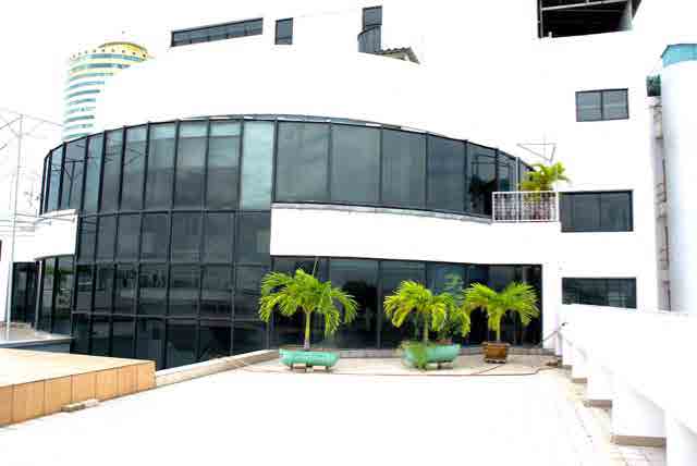 White studio 2 with rooftop