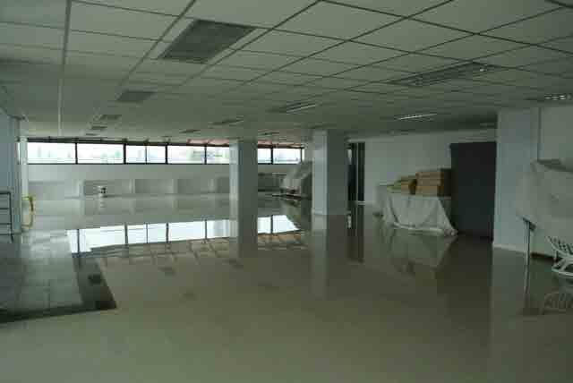 White studio 2 with rooftop