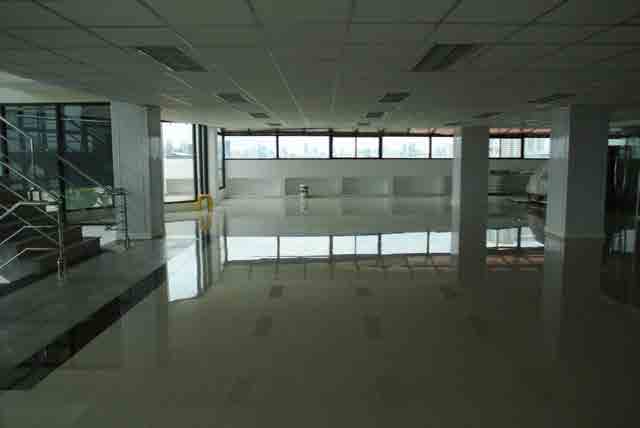 White studio 2 with rooftop