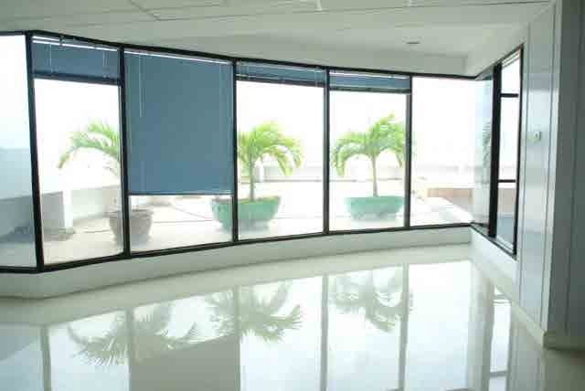 White studio 2 with rooftop