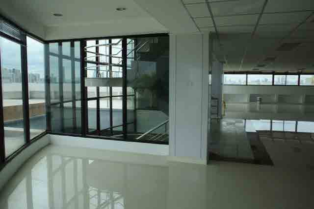 White studio 2 with rooftop