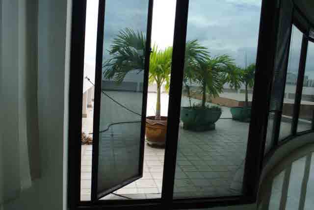White studio 2 with rooftop