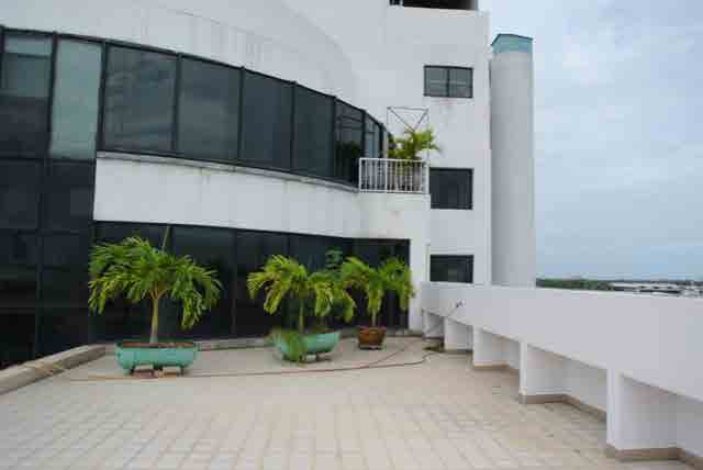 White studio 2 with rooftop