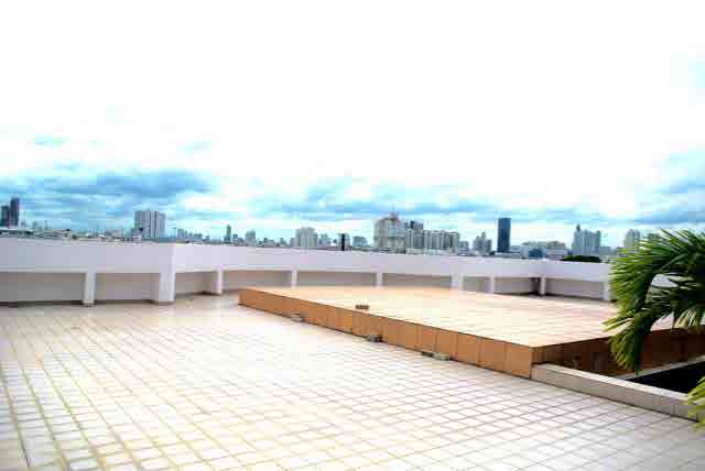 White studio 2 with rooftop