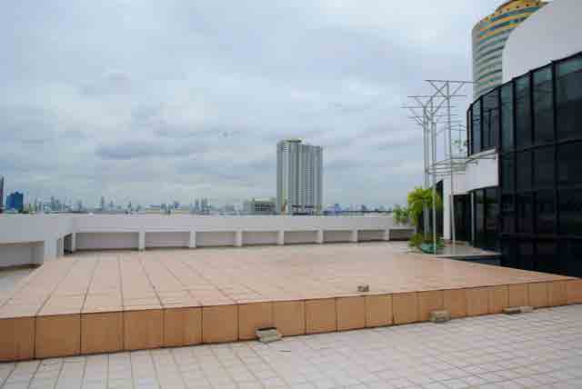 White studio 2 with rooftop