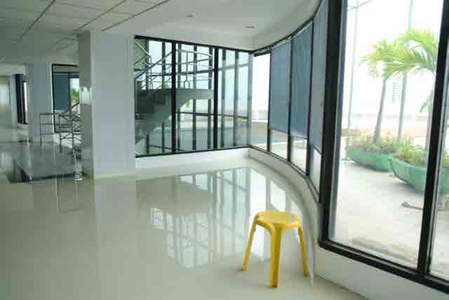 White studio 2 with rooftop