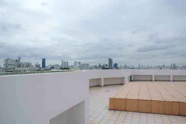 White studio 2 with rooftop