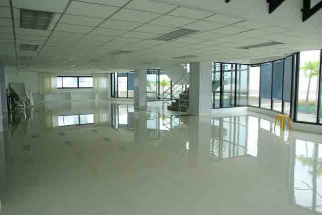 White studio 2 with rooftop
