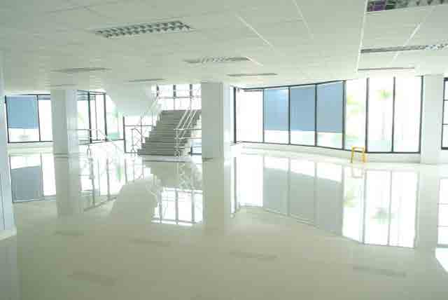 White studio 2 with rooftop