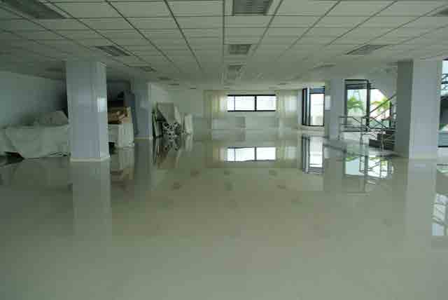 White studio 2 with rooftop