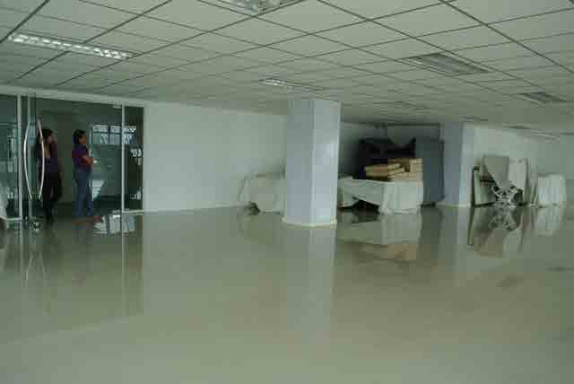 White studio 2 with rooftop