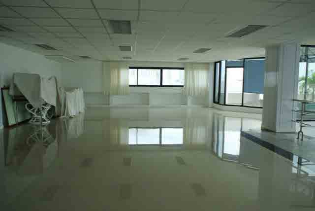 White studio 2 with rooftop