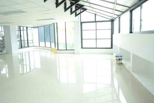 White studio 2 with rooftop