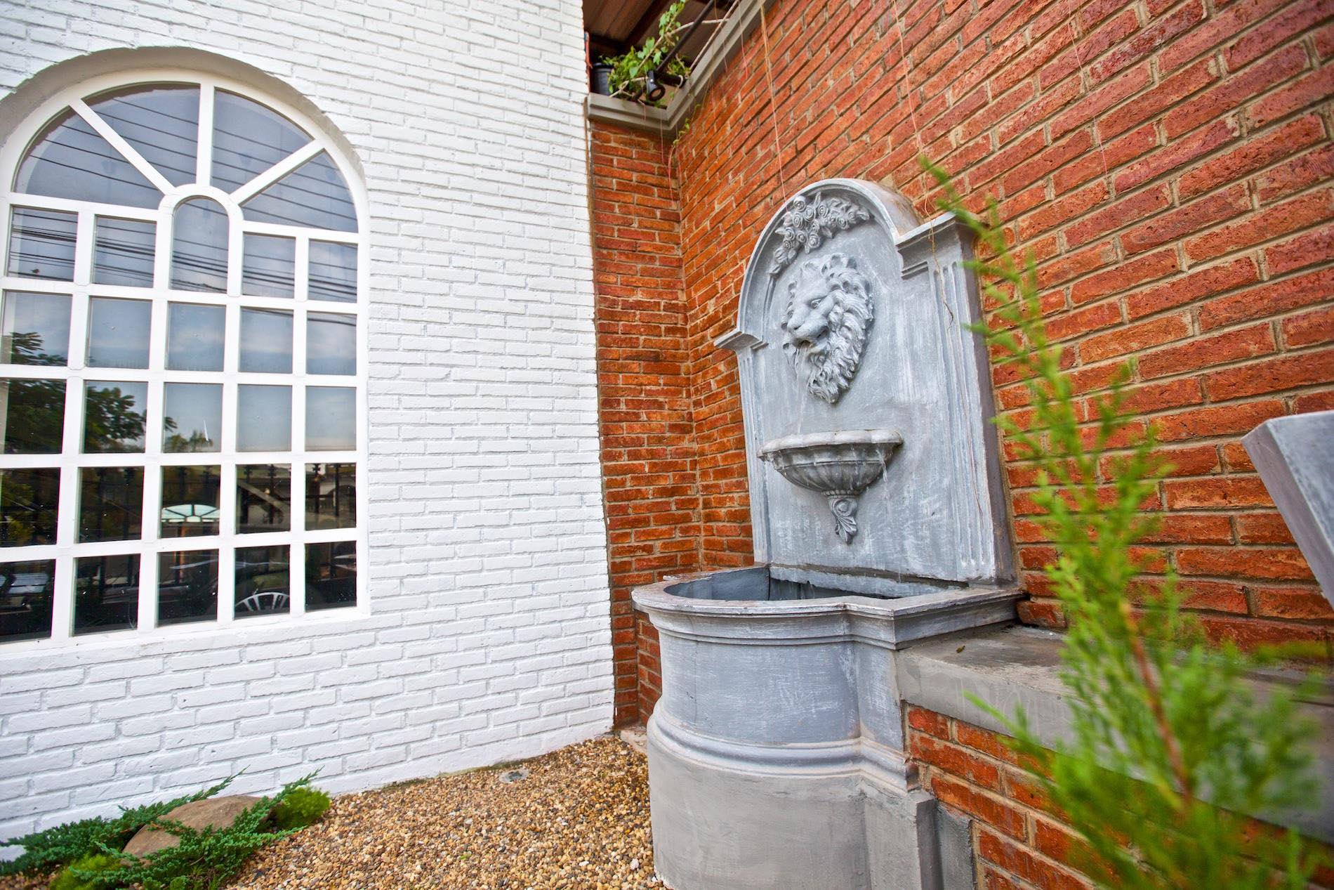 Red Hall Studio