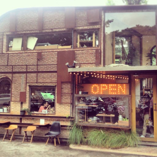 Un Fashion Cafe (Ekkamai 10)