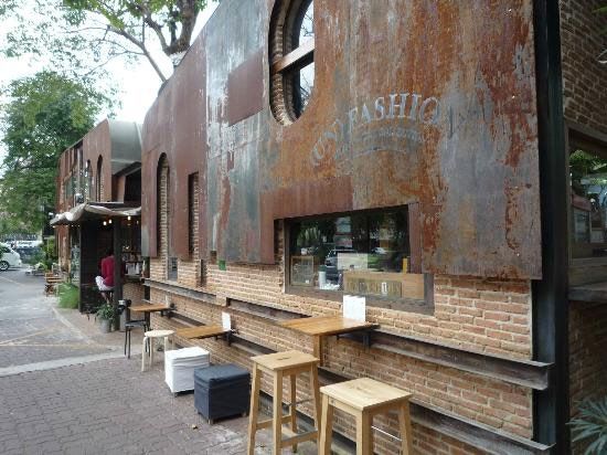 Un Fashion Cafe (Ekkamai 10)