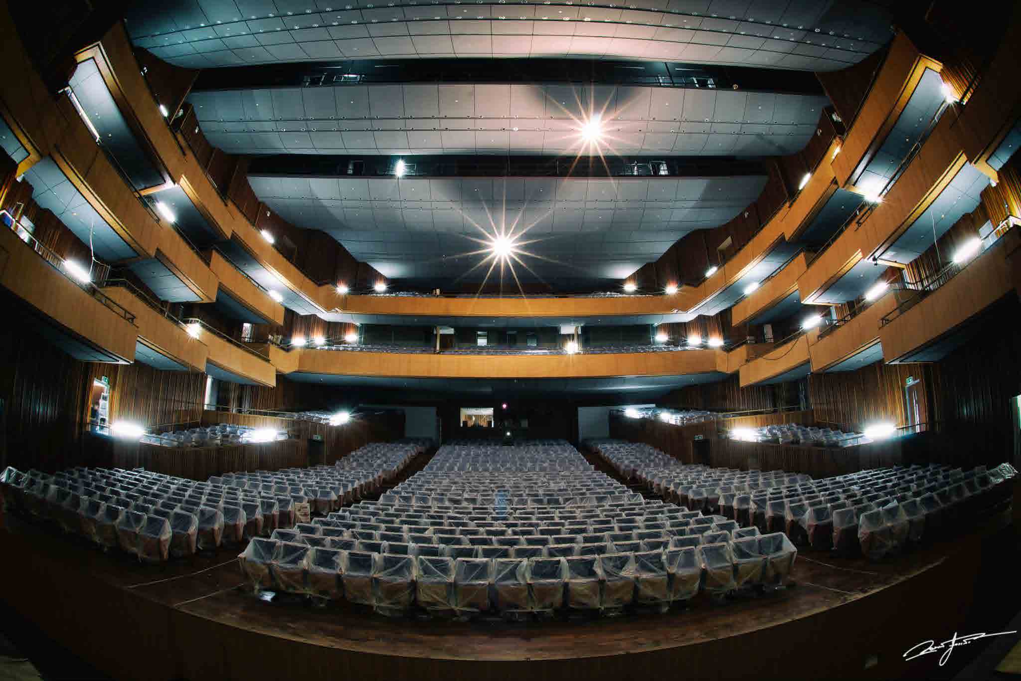 Type of opera hall