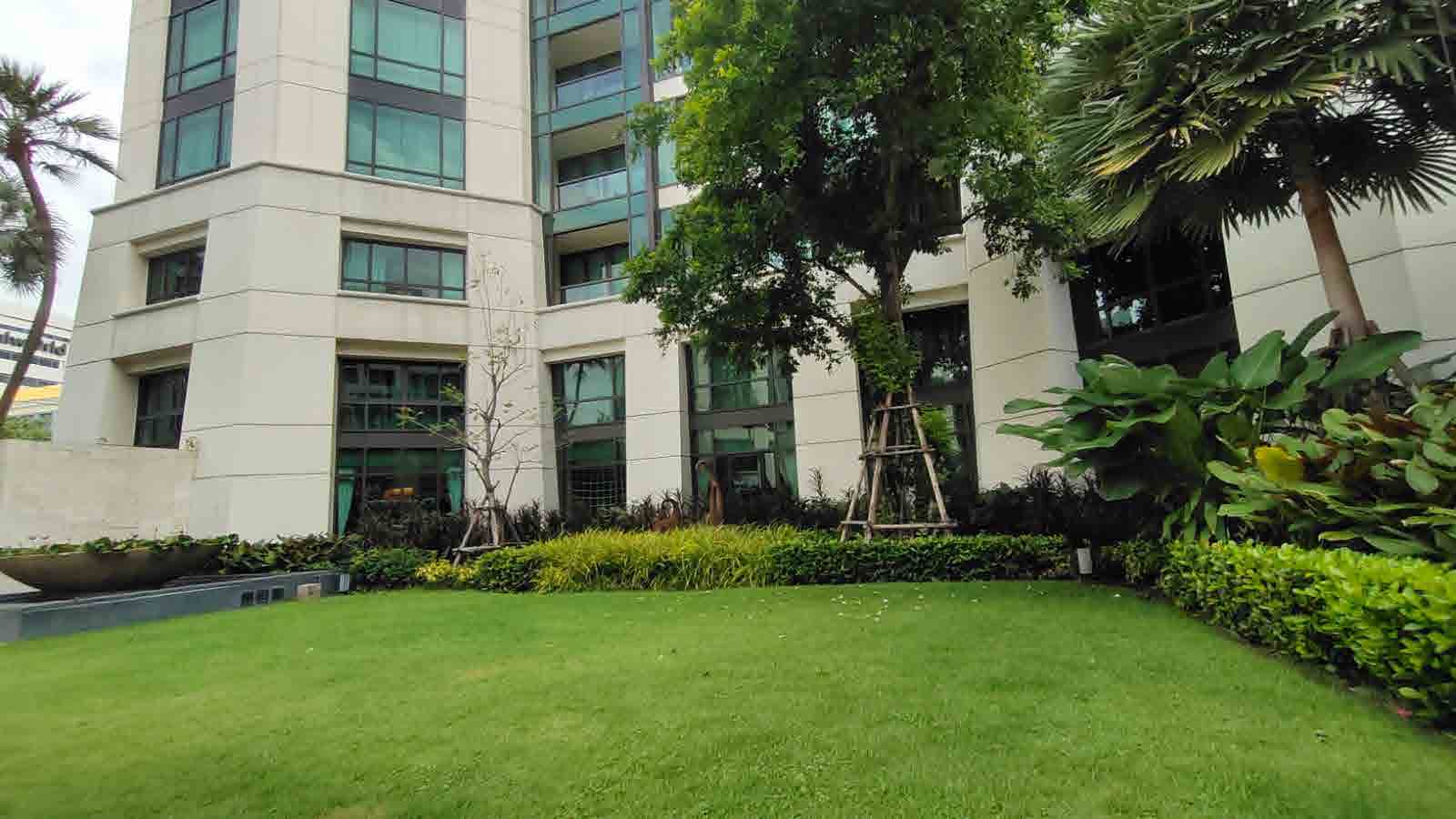 Siam Kempinski Pool Area
