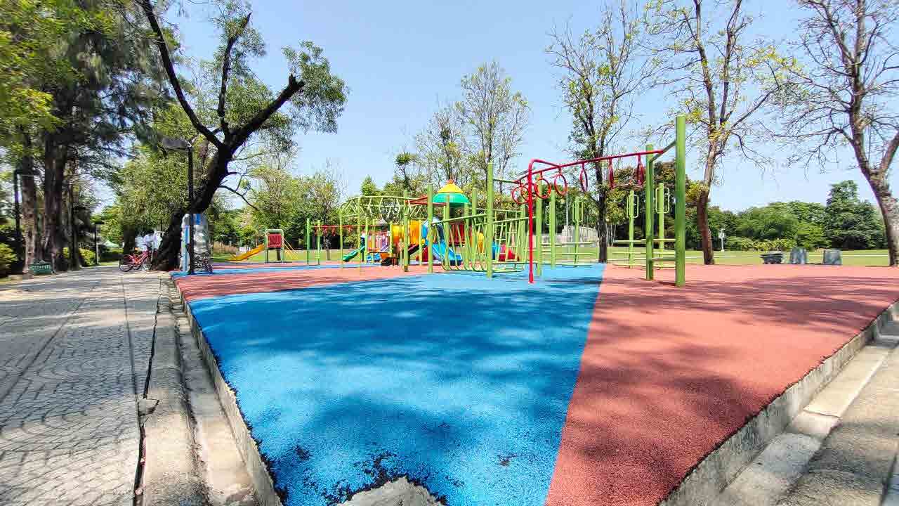 Rot Fai Park Basket Ball Court