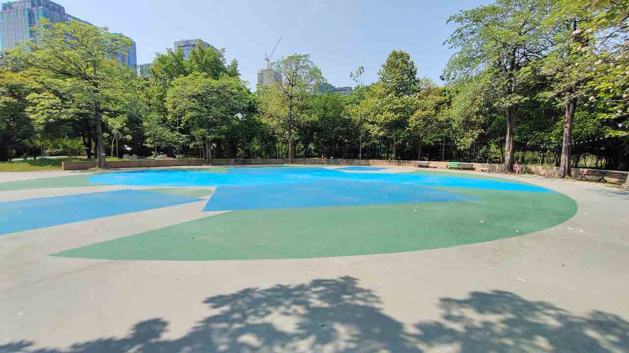 Rot Fai Park Basket Ball Court