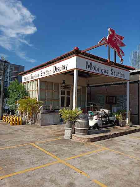 Train Market (Rod Fai)